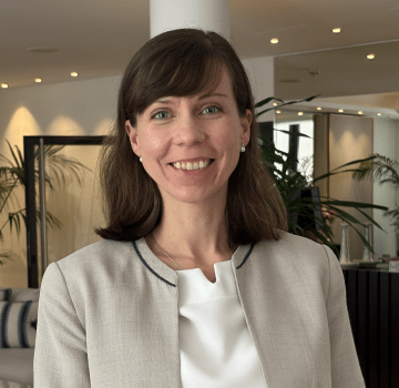 AGNÈS, CHEFFE DE RÉCEPTION ET DES RÉSERVATIONS